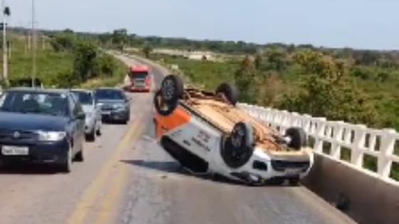 Motorista capota carro após desviar de outro veículo que fez ultrapassagem indevida