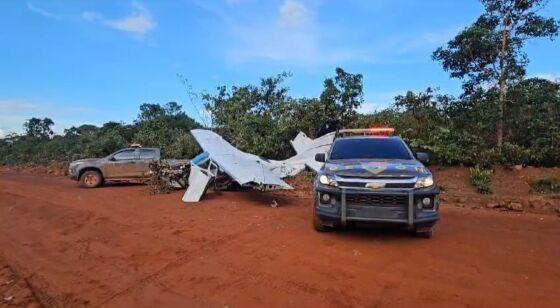 Polícias encontram o avião com a asa quebrada e 16 fardos de drogas dentro