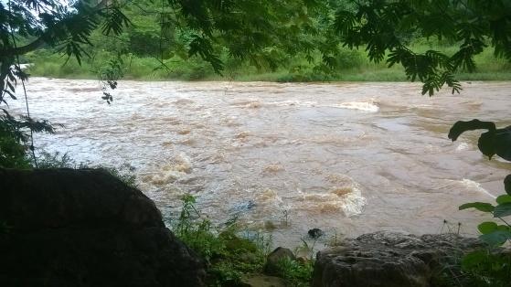 Criança morre afogada em represa enquanto pais conversam com amigo 