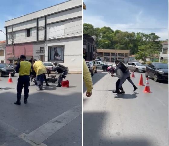 Vídeo que circula nas redes sociais mostra o motociclista ao chão, tentando se desvencilhar da policial e dos agentes da Semob