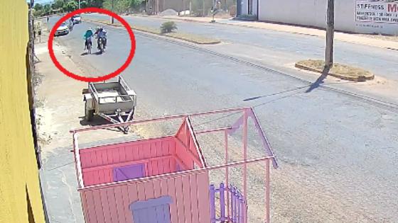 Mulher é roubada por dupla em motocicleta na rua
