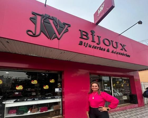 Ela é a fundadora e proprietária da "JV Bijoux", empresa que possui três lojas e é referência na região em bijuterias e acessórios