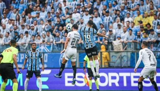 Corinthians vence em Porto Alegre e complica o Grêmio na briga pelo título