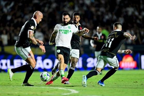 Golaço de Payet faz Vasco vencer América-MG e respirar na luta contra o Z4