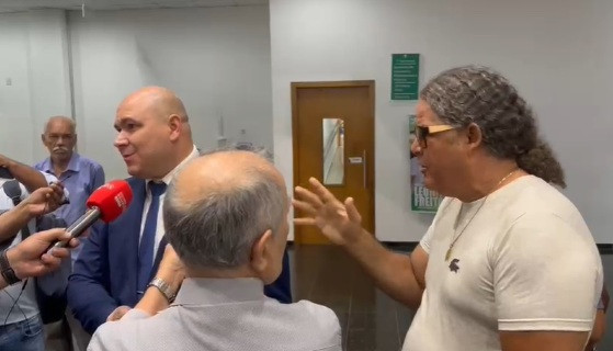 Durante uma entrevista à imprensa, Abílio é confrontado por Baiano, 