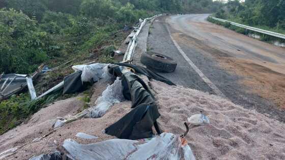 Carreta perde os freios e tomba na estrada de Chapada dos Guimarães 