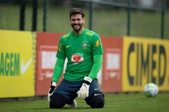 Fora do radar de Diniz, Alisson Becker retorna como titular após Ederson sofrer lesão 