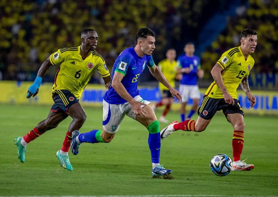 Brasil é derrotado pela Colômbia e cai na tabela das Eliminatórias.