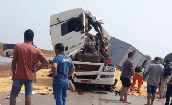 Motorista morre em acidente entre duas carretas na BR-163