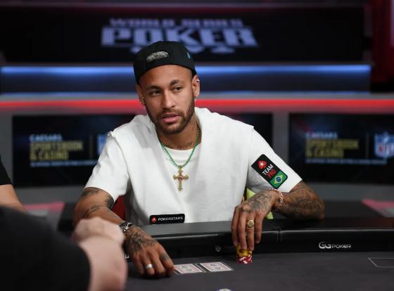 Longe dos gramados, Neymar se aventura em poker online e chega à mesa final em torneio.