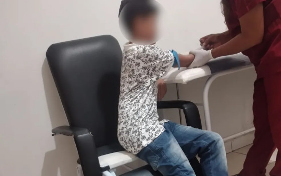 Menino que comeu lagartixa frita volta a ser internado após passar mal, diz mãe