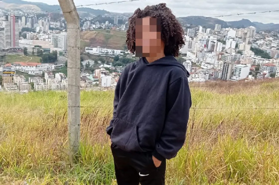 Mãe alega que professor prendeu à força o cabelo Black Power do seu Filho