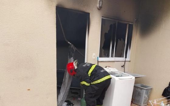 Homem é preso ao tentar agredir ex-esposa com barra de ferro e incendiar casa da vítima 