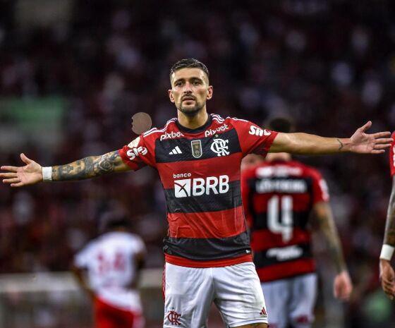 Flamengo vence Bragantino por 1 a 0 e sonho de ganhar o Brasileirão renasce.