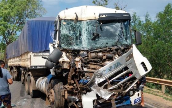 Carreta fica destruída em acidente na BR-070 de Cuiabá e motorista sai ileso