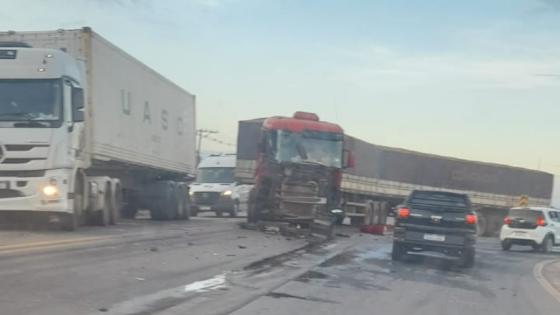 Acidente entre duas carretas causa lentidão na rodovia dos Imigrantes em Cuiabá 