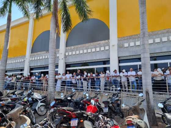 Familiares e amigos de vítimas de duplo homicídio fazem “Ato da Paz” no Shopping Popular
