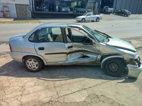 Motorista fica ferido após acidente entre dois carros na Couto Magalhães em VG 