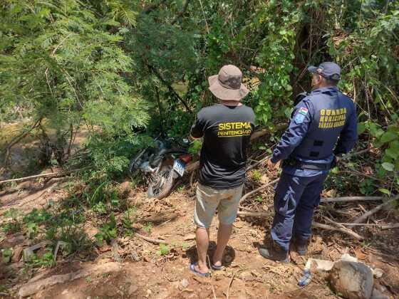 Motocicleta é encontrada abandonada em beira de córrego em VG