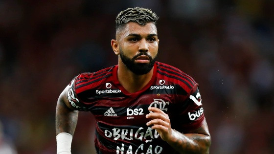 Gabigol realiza procedimento para recuperar lesão e só volta aos gramados em 2024; sem mês previsto para retorno.