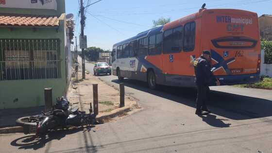 Motociclista invade preferencial e é atingido por ônibus em VG 