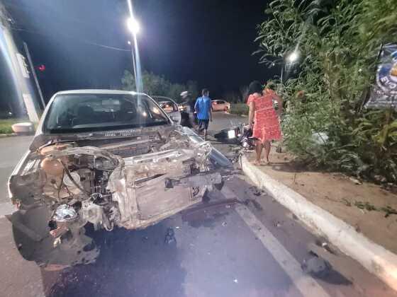 Motociclista fura sinal em avenida de VG, colide em veículo e garupa fica em estado grave