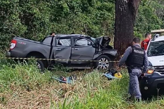 Caminhonete colide em árvore e duas pessoas morrem presas às ferragens na MT-423