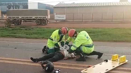 Homem morre em acidente entre carreta e moto na BR-163