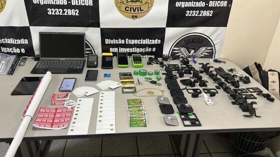 Dois alvos da operação foram presos e um ainda está foragido