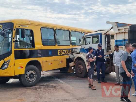 Semáforo desligado causa acidente entre caminhões e ônibus escolar em VG 