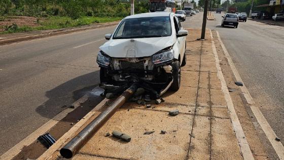 Idoso perde controle de veículo durante chuva e colide contra poste em VG 