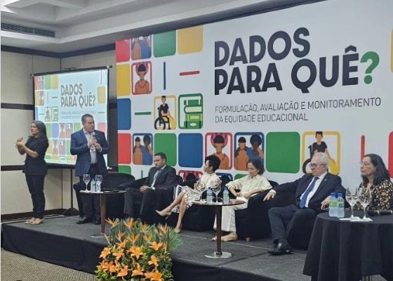 Silvio Fidelis, que também é secretário de Educação de Várzea Grande, representa a Undime na abertura do evento