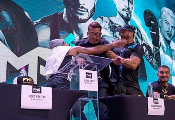 Popó parte para cima de Kleber Bambam em coletiva de imprensa.