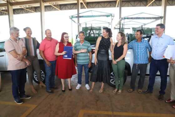 Professora Rosa Neide entrega 18 picapes Strada à indígenas e agricultores familiares de MT.