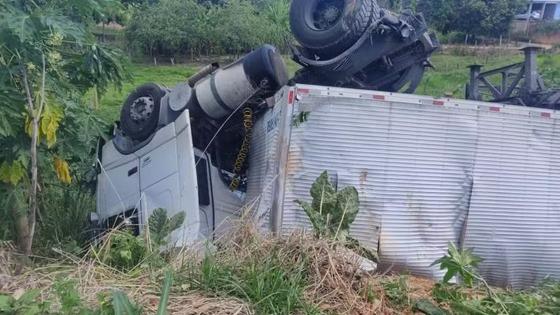 Carreta sofre falha mecânica e desce desgovernada em ribanceira na BR-116