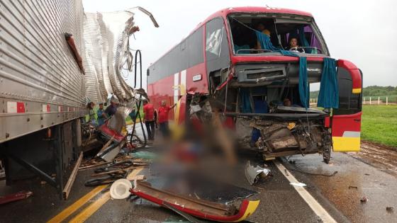 Tragédia na Br-163: acidente entre ônibus e carreta deixa um morto e outros dois feridos 