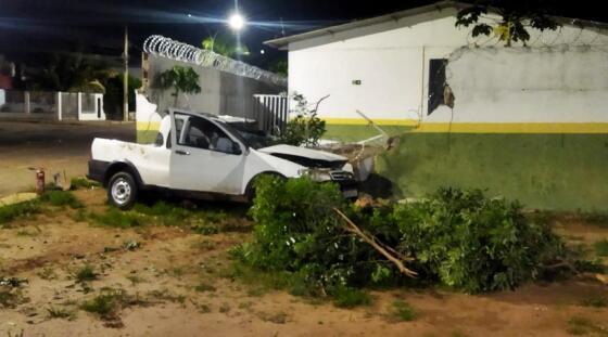 Motorista morre ao colidir Strada contra muro de escola em MT