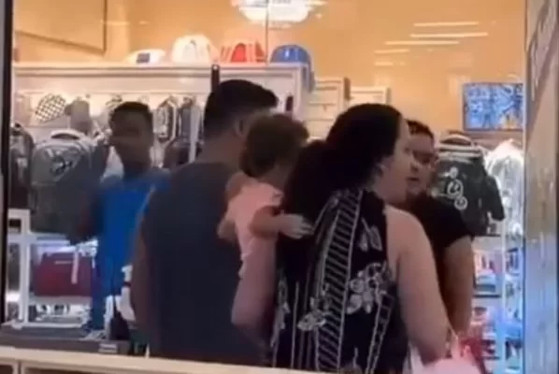 Auxiliar de limpeza é xingada por cliente em shopping: "Faxineira analfabeta”.