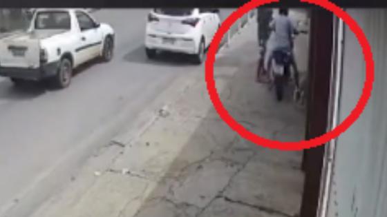 Vídeo mostra dupla furtando moto em VG; GM recupera veículo