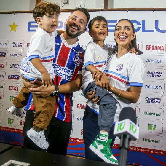 Filho de Everton Ribeiro, "Totói" puxa hino do Flamengo na apresentação do pai no Bahia.