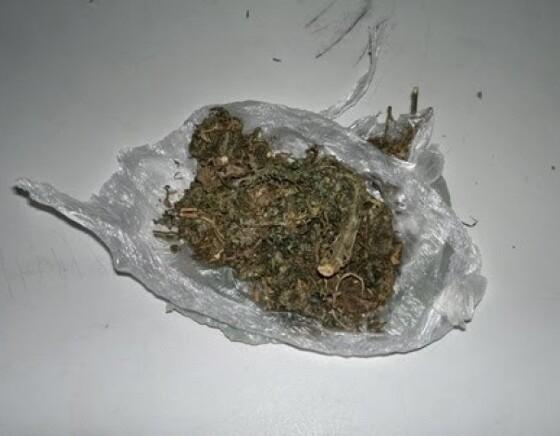 Bebê de 1 ano passa mal ao engolir maconha derrubada no chão pelo tio