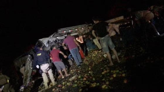 Batida entre caminhão e ônibus mata 25 pessoas e deixa cinco feridos 
