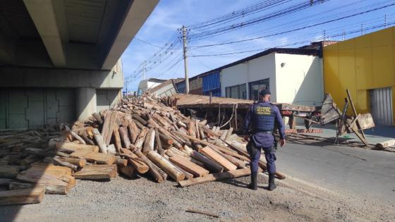 Motorista de carreta tomba carga e interdita av. Dom Orlando Chaves em VG