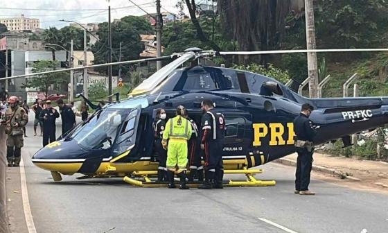 Helicóptero da PRF faz pouso de emergência durante resgate de vítimas de acidente