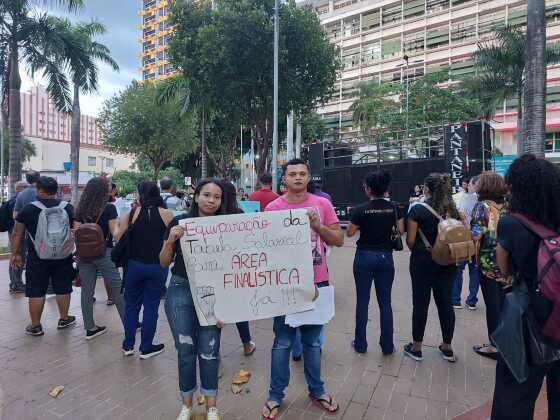 Cerca de 900 profissionais da área finalística protestam por reajuste em Cuiabá