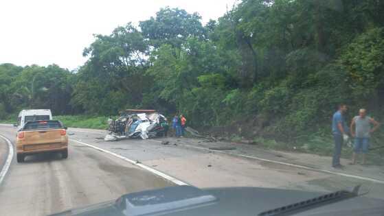 Acidente envolvendo carretas e automóveis deixa um morto na Serra de São Vicente 