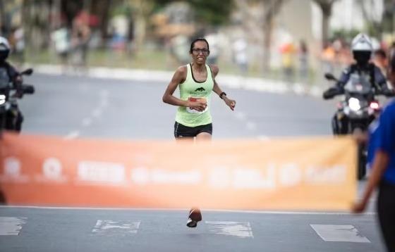 Após 17 anos, brasileira conquista 1º lugar na Corrida de Reis 