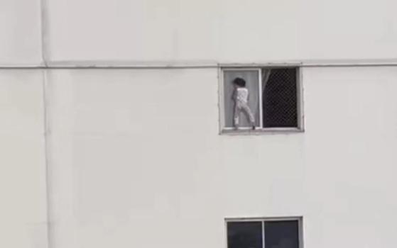Criança é flagrada “brincando” em tela de proteção no 4º andar;