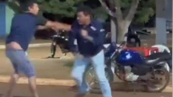 Vídeo mostra briga entre jornalista e um homem que estaria perturbando sua família 