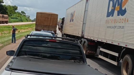 Motorista sai ileso após carreta tombar na Serra de São Vicente 